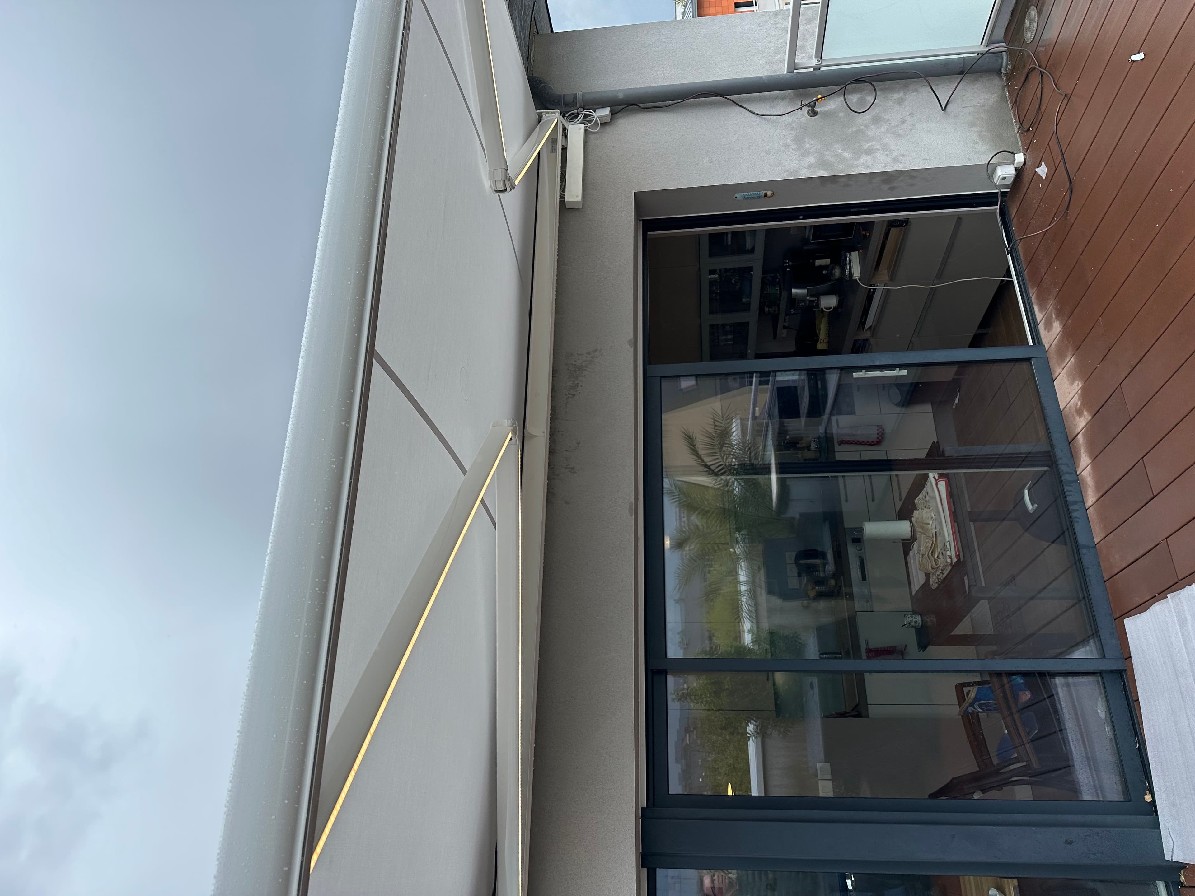Store banne à bras avec éclairage LED
