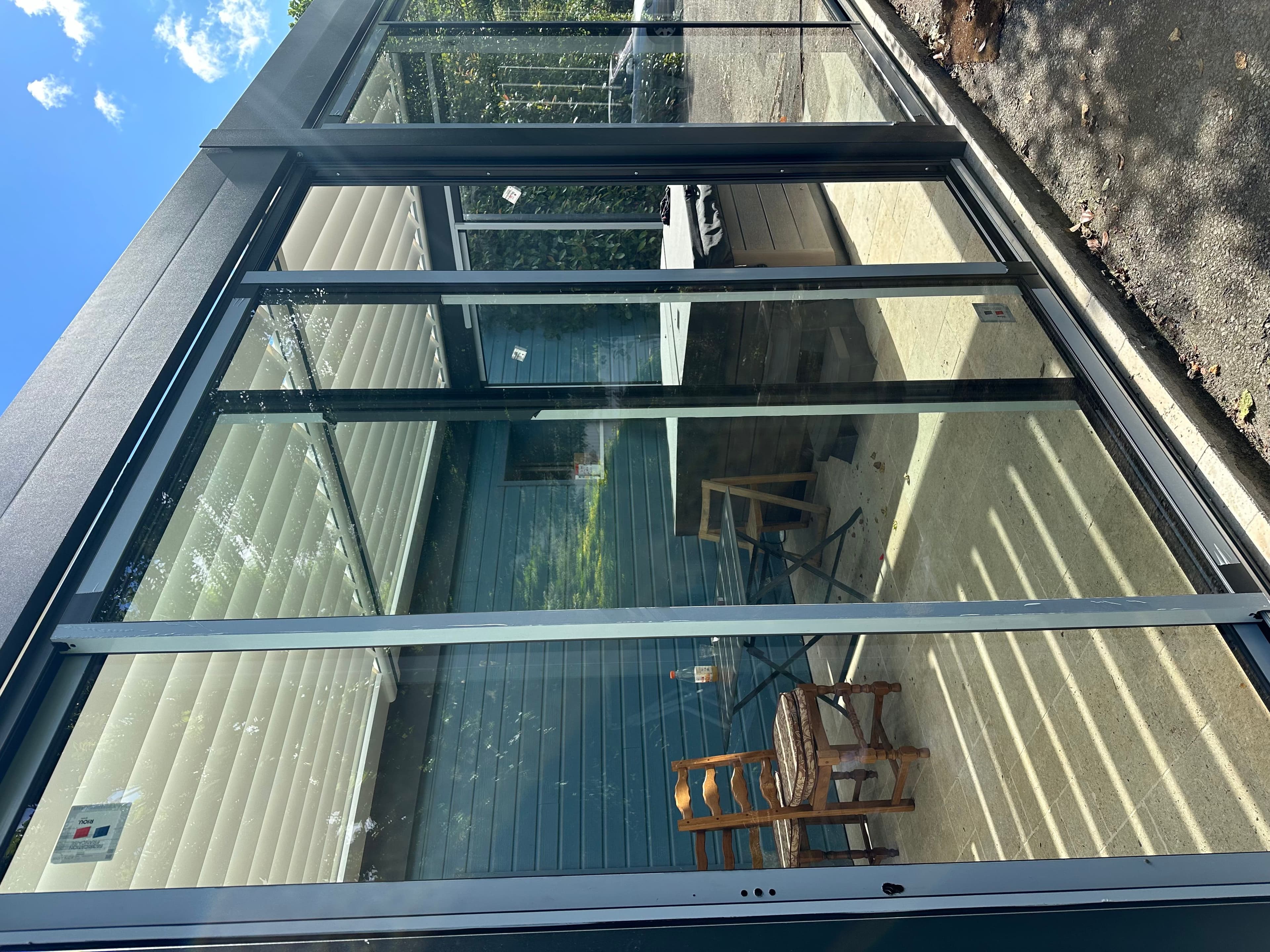 Pergola bioclimatique fermée par baies coulissantes