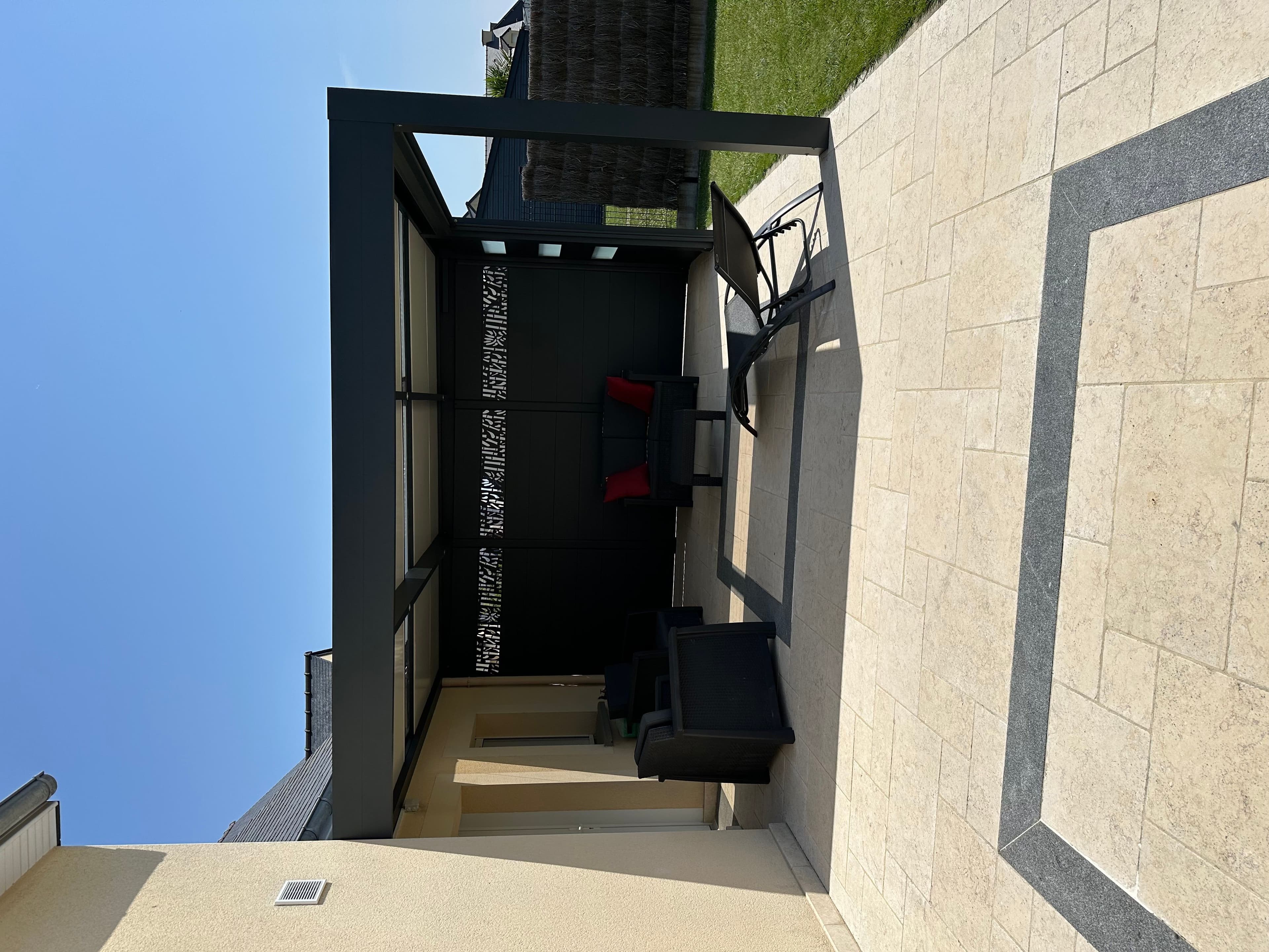 Carport avec puits de lumière et claustras