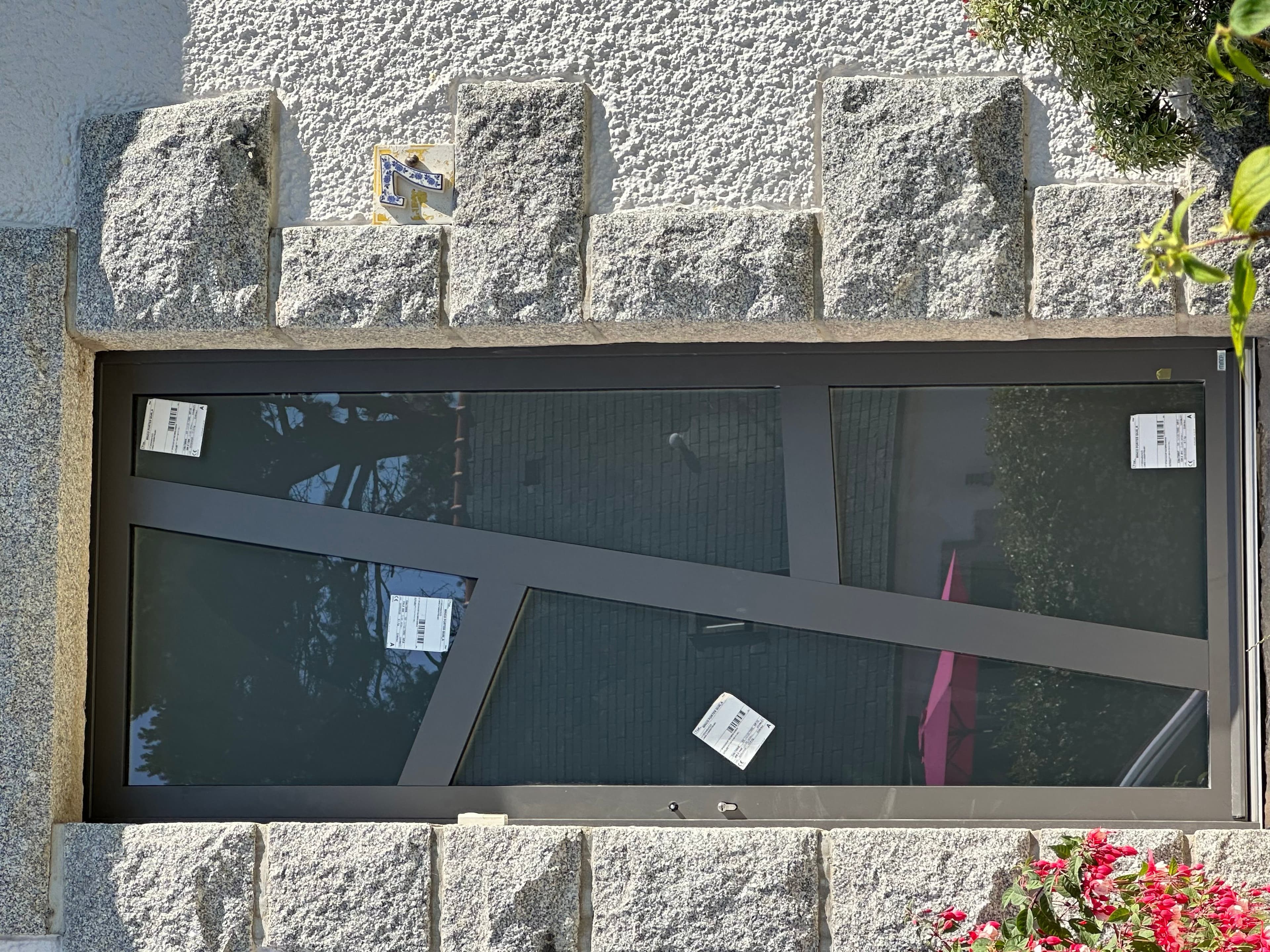 Porte d'entrée aluminium sur encadrement granit
