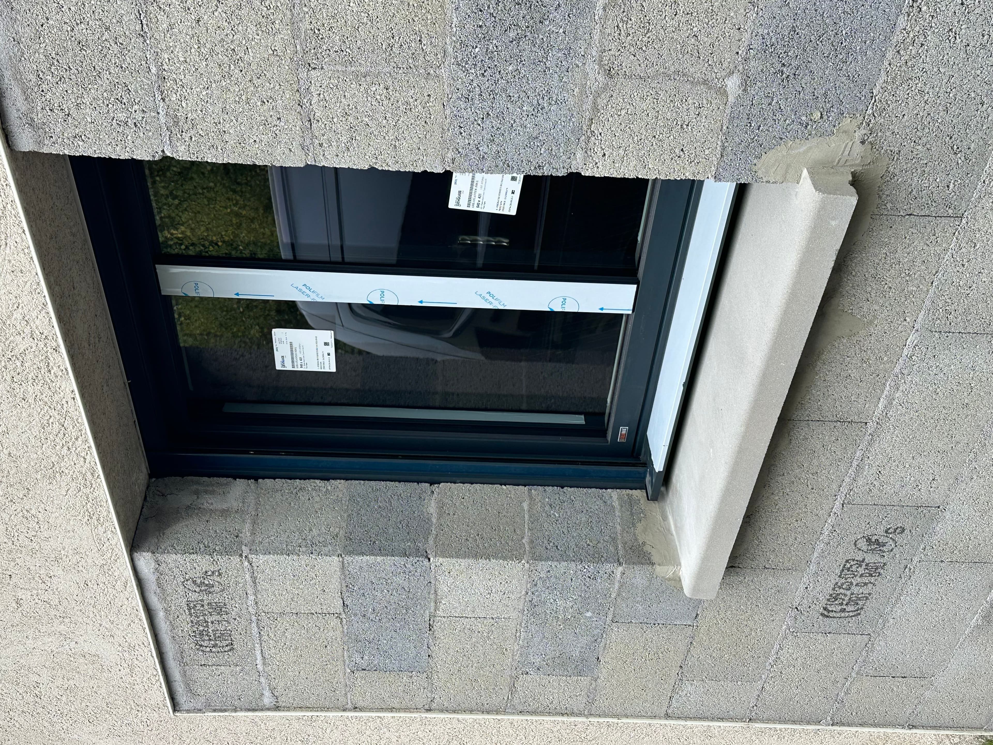 Fenêtre aluminium avec appui béton