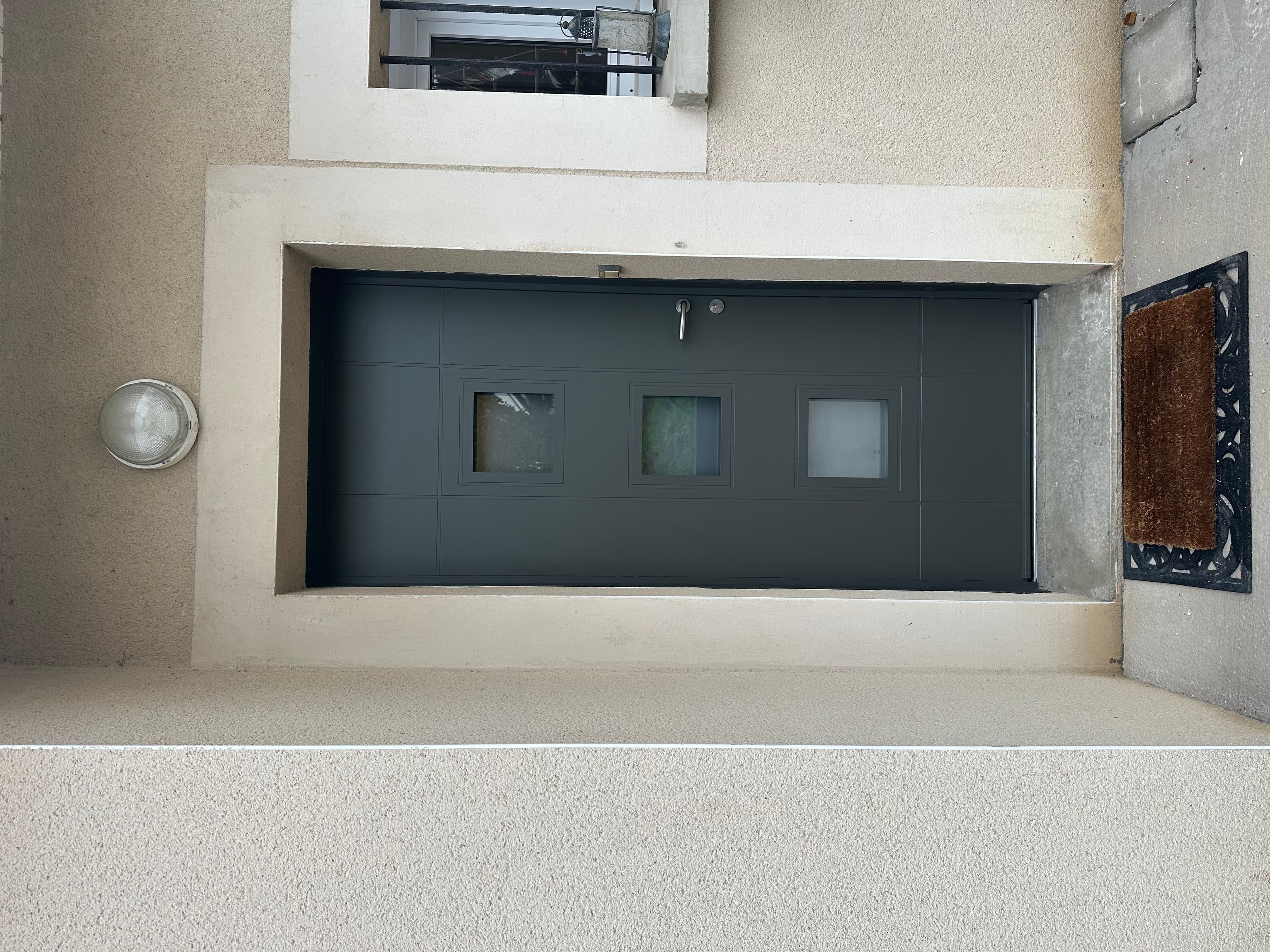 Porte d'entrée à hublots