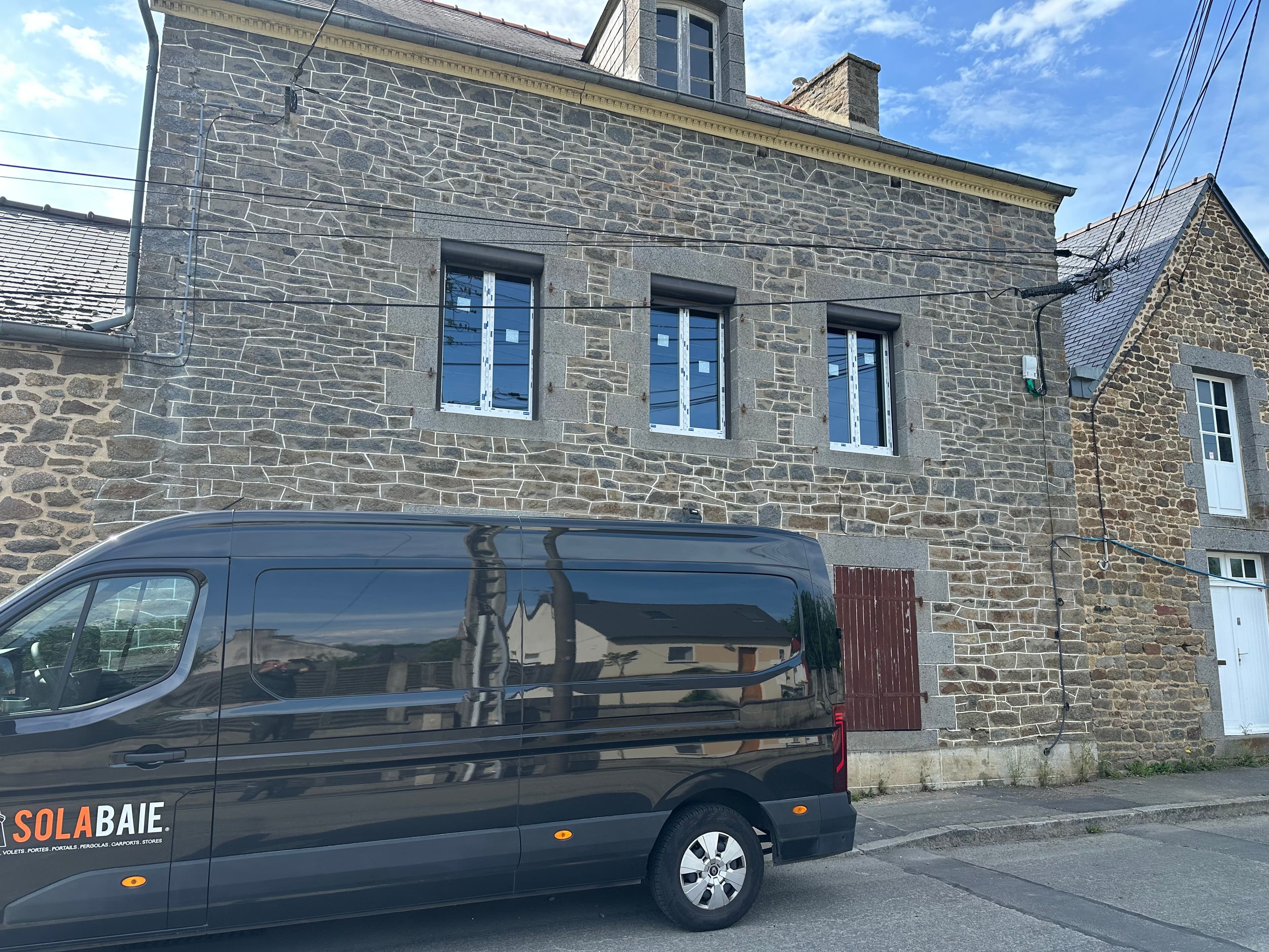 Fenêtres sur maison en pierre