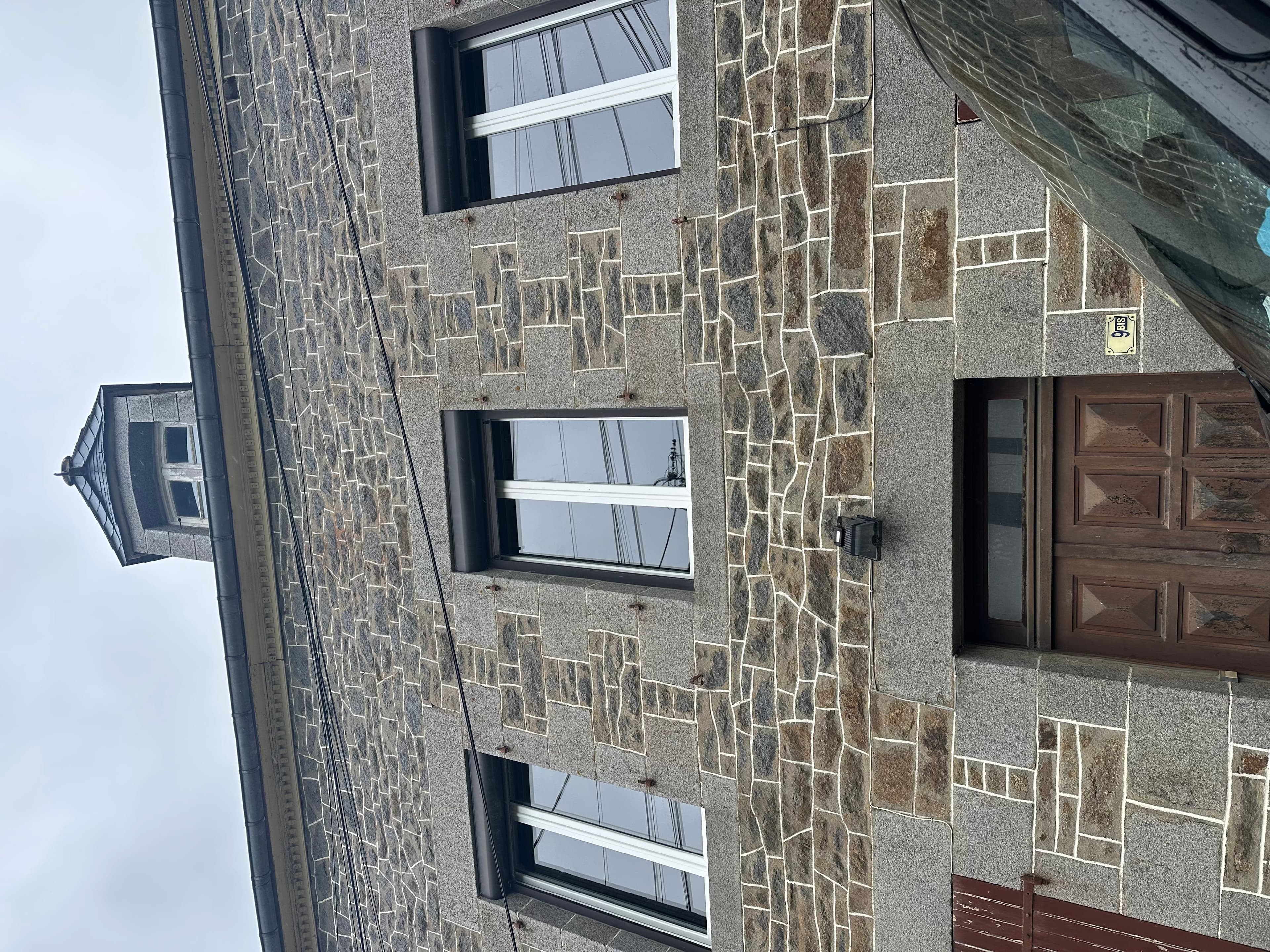 Fenêtres sur façade en granit